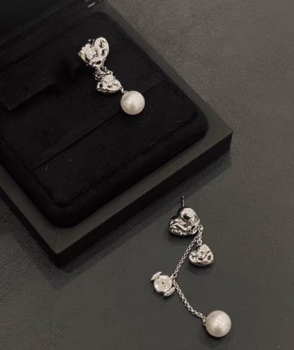 JUNG9795_'s tweet photo. jungkook pake anting baru dari CHROME HEARTS × MIKIMOTO 18K White Gold Hearts Pearl Earring Drop, yg harganya US$23.500 😭

yg kalo di rupiahin jadi berapa tuh?? gausah tau deh yaa gabisa beli jg akunya, tpi ya semoga rejekinya nular 😭🤲🏻 https://t.co/LpQdgiJWJZ