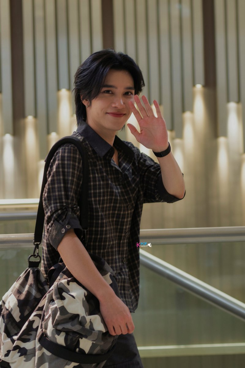 MyKpopHuntress's tweet photo. 260927 HENDERY @ KLIA Malaysia 🇲🇾 🛫

Safe flight home, Abe Hendery! ✈️💚 Thank you for such wonderful energy this weekend.. now we're already counting down the days until you and the rest of WAYV come back to Malaysia together! Please rest well and come back soon! 🫶✨

#HENDERY #WayV #威神V #HENDERYinMY #HENDERYinKL