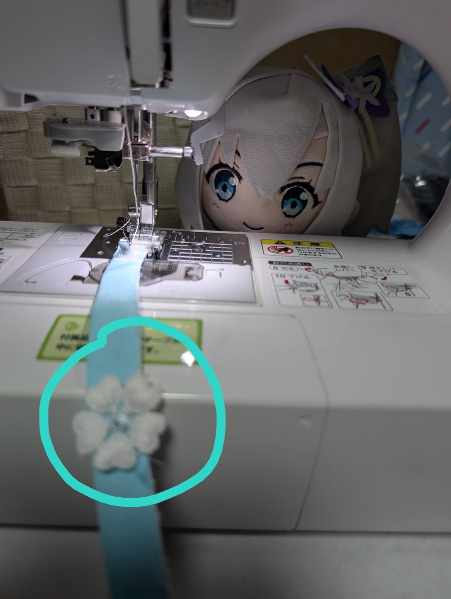 ROUTE_432's tweet photo. 今使っているベルトは長さはともかく幅が短いため新しく作り直す。装飾品のリボンと花は当然再利用、さすがに捨てない😅
お腹部分の花はちゃっちゃと縫って…ベルトの穴に当たるマジックテープを取り付ける。これは手縫いでは地味に固いのでミシン使う。
莉華「じー…
＊「危ないから離れてね💦 https://t.co/d5U5dyajJ3