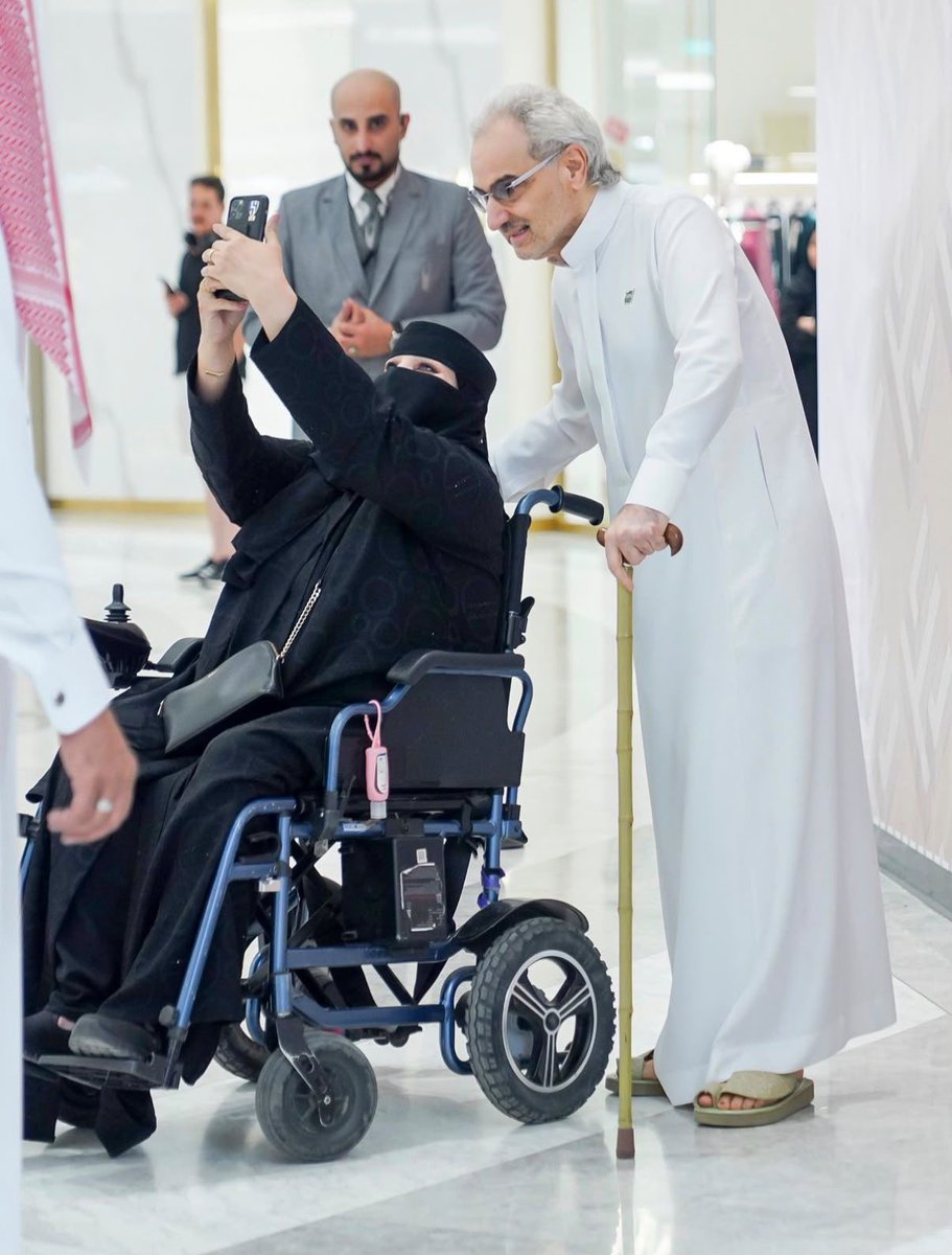 rbaa36's tweet photo. 📸 الامير الوليد بن طلال مع ابنته الاميره ريم بنت الوليد خلال جولتهم في برج المملكه💙 https://t.co/jtmxxWsUHc