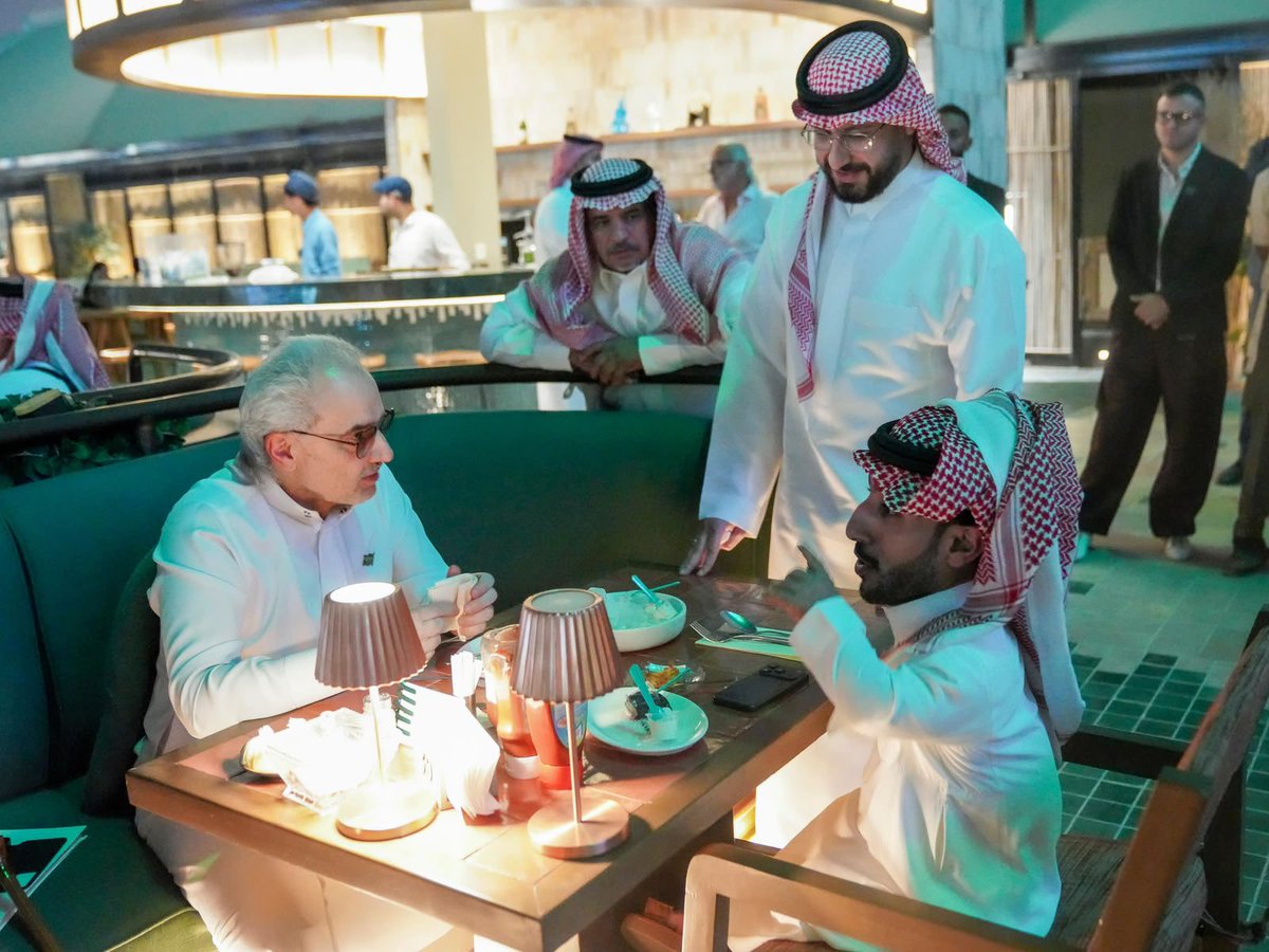 rbaa36's tweet photo. 📸 الامير الوليد بن طلال مع ابنته الاميره ريم بنت الوليد خلال جولتهم في برج المملكه💙 https://t.co/jtmxxWsUHc