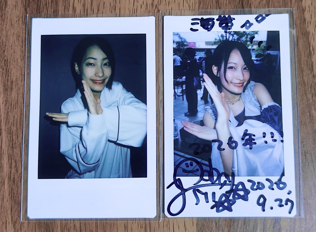 KLRTMNHAIDAI's tweet photo. たまたま縁があって手に入れた、この結成1周年のときのランダムチェキ。ただ、みらいちゃんはいつ撮ったか覚えてないみたい。
私が「その頃のみらいちゃんのほうが今より大人っぽく見えるね」って言ったら、「当時はあまりメイクしてなかったから、今とはちょっと違うかも」って言ってた。 https://t.co/MzRisvtg1M