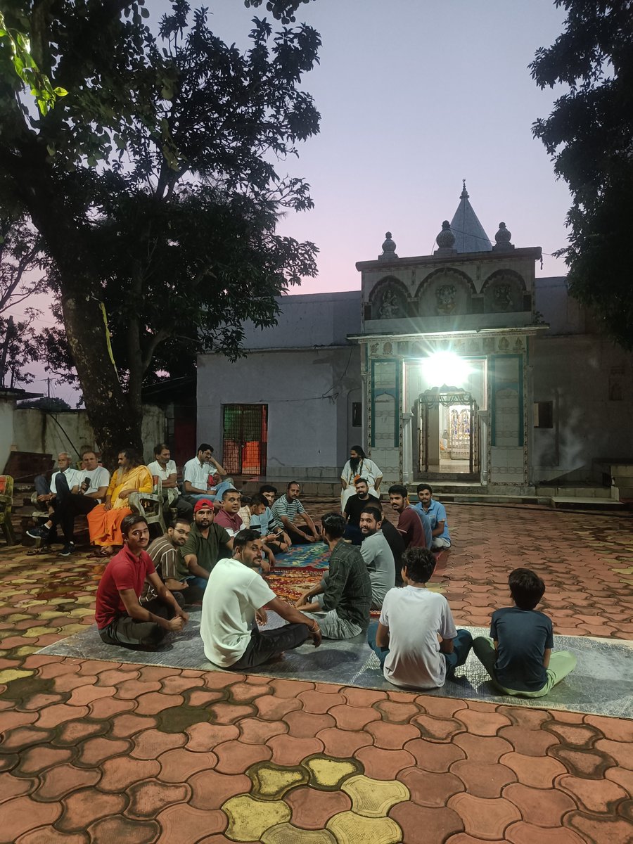 JaganDwivedi's tweet photo. बिग ब्रेकिंग  
मंदिरों में चोरी के विरोध में शिवराजपुर ग्रामवासी कल करेंगे ज्ञापन। मौजूद रहेंगे साधु संत..!

शिवराजपुर। गाजीपुर देवी मंदिर और दहलान धाम मंदिर में हुई चोरी की घटनाओं को लेकर ग्रामीणों में आक्रोश है। साथ ही गांव में थाना/पुलिस चौकी की मांग को लेकर ग्रामीणों ने पुलिस https://t.co/gFBWKqBuRt