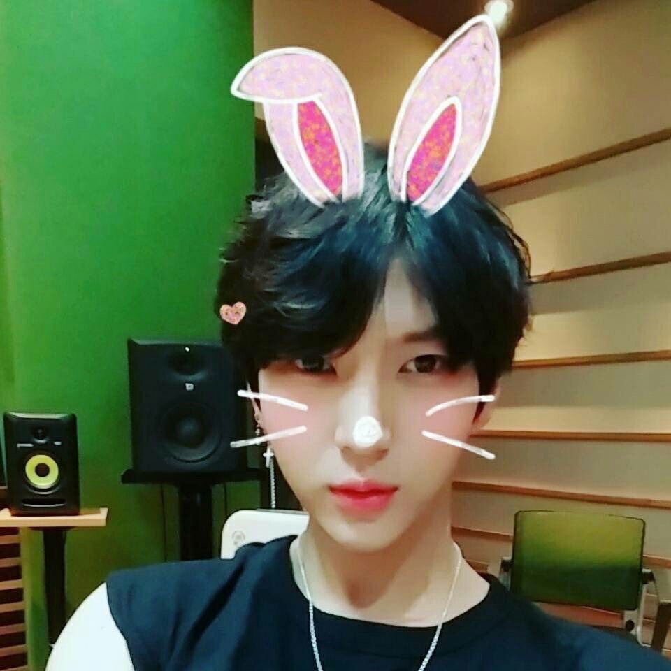 bojogael's tweet photo. 세계 토끼의날이란 소식 줏어듣고 놈편한테 셀카보냈는데 마누라 강하게 키우는 연하(우선저장)웬 셀카에요?
뻘쭘해서 아니오늘이뭐세계토끼의날이라길래그냥.. 해명. 근데 좀이따 놈편 셀카 받고 혼자 감동 먹어서 그날 저녁메뉴로 식탁에 본인 올라옴 https://t.co/nISrlQoUi7