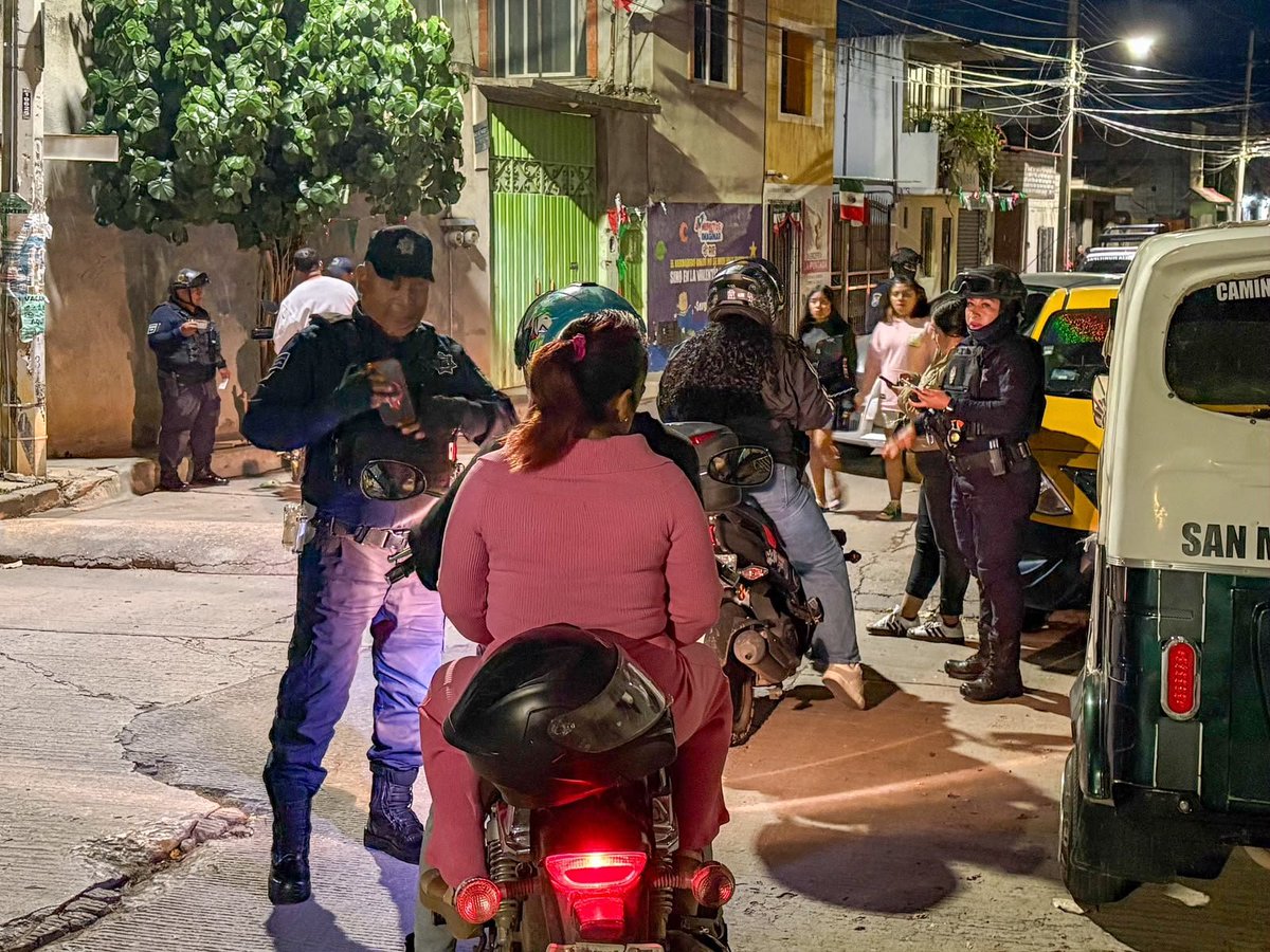 CuartaPlana's tweet photo. #Entérate | Operativo Luciérnaga fortalece acciones de prevención en #OaxacaDeJuárez
Durante la noche del #Viernes y la madrugada del #Sábado, elementos de la Secretaría de Seguridad Vecinal del @MunicipioOaxaca implementaron el Operativo Luciérnaga en diversos puntos de la ciudad de #Oaxaca de Juárez, mediante recorridos de prevención y disuasión orientados a fortalecer la seguridad y tranquilidad de las familias capitalinas.
A bordo de patrullas y motopatrullas, las y los elementos recorrieron colonias, barrios, agencias y principales vialidades de la capital, reforzando la presencia policial y la vigilancia en distintos sectores de la ciudad.
Como parte de estas acciones, el personal que integra la corporación mantiene también un acercamiento directo con vecinas y vecinos, fortaleciendo la proximidad social y la presencia permanente en territorio.
El Operativo Luciérnaga forma parte de la estrategia de prevención instruida por el presidente municipal, @raychagoya, para mantener una corporación cercana a la ciudadanía y continuar fortaleciendo una Ciudad Segura en Oaxaca de Juárez.
#Noticias