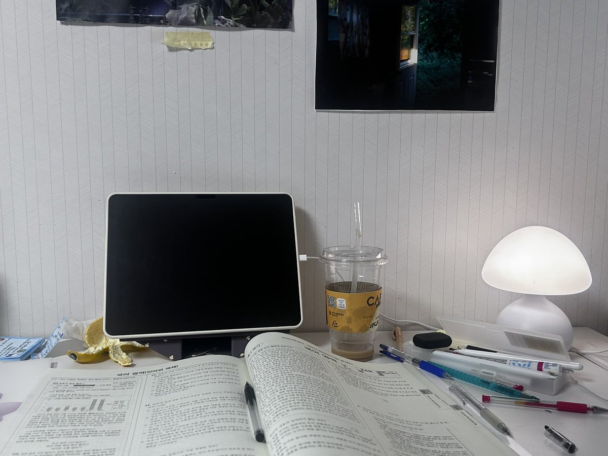 httpslucom's tweet photo. #studytwt
 
부처님과 함께…  🪷🪷
다래끼 날거같애서 비타민 때려부음 
글구할머니 생파기념케잌 💕 https://t.co/uQDTBtrRiw