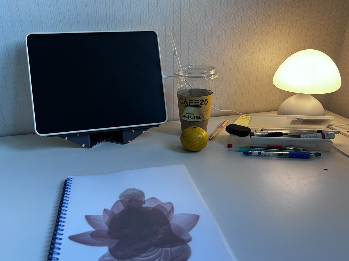 httpslucom's tweet photo. #studytwt
 
부처님과 함께…  🪷🪷
다래끼 날거같애서 비타민 때려부음 
글구할머니 생파기념케잌 💕 https://t.co/uQDTBtrRiw