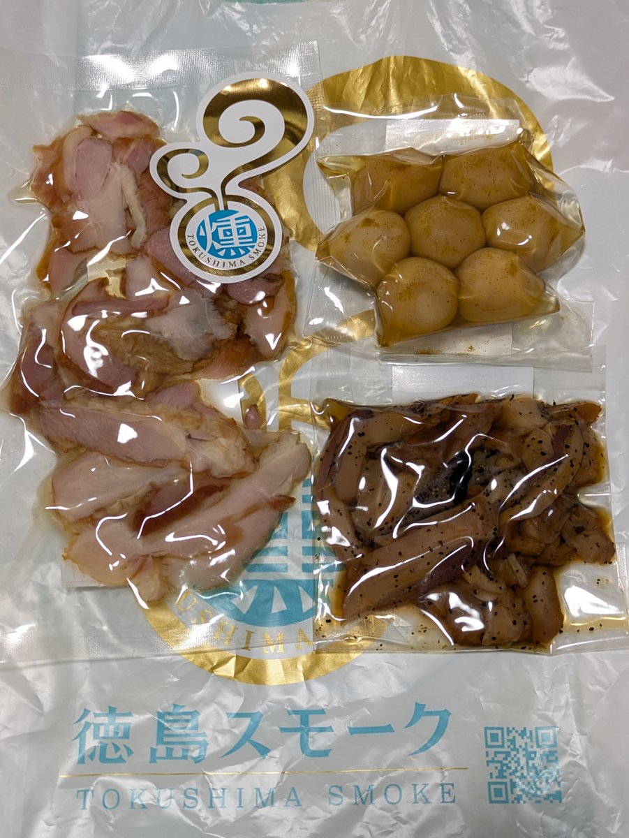 IchikoManbou's tweet photo. #小倉ハンドメイドマルシェ2026
戦利品⑤
徳島スモークさんの燻製３品
ほのぼのショコラさんのガトーショコラ２品 https://t.co/4K7RmcsBua