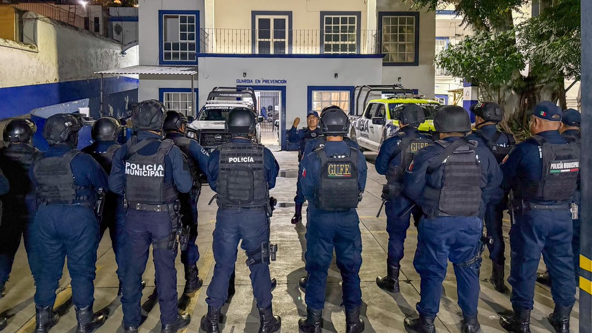 CuartaPlana's tweet photo. #Entérate | Operativo Luciérnaga fortalece acciones de prevención en #OaxacaDeJuárez
Durante la noche del #Viernes y la madrugada del #Sábado, elementos de la Secretaría de Seguridad Vecinal del @MunicipioOaxaca implementaron el Operativo Luciérnaga en diversos puntos de la ciudad de #Oaxaca de Juárez, mediante recorridos de prevención y disuasión orientados a fortalecer la seguridad y tranquilidad de las familias capitalinas.
A bordo de patrullas y motopatrullas, las y los elementos recorrieron colonias, barrios, agencias y principales vialidades de la capital, reforzando la presencia policial y la vigilancia en distintos sectores de la ciudad.
Como parte de estas acciones, el personal que integra la corporación mantiene también un acercamiento directo con vecinas y vecinos, fortaleciendo la proximidad social y la presencia permanente en territorio.
El Operativo Luciérnaga forma parte de la estrategia de prevención instruida por el presidente municipal, @raychagoya, para mantener una corporación cercana a la ciudadanía y continuar fortaleciendo una Ciudad Segura en Oaxaca de Juárez.
#Noticias