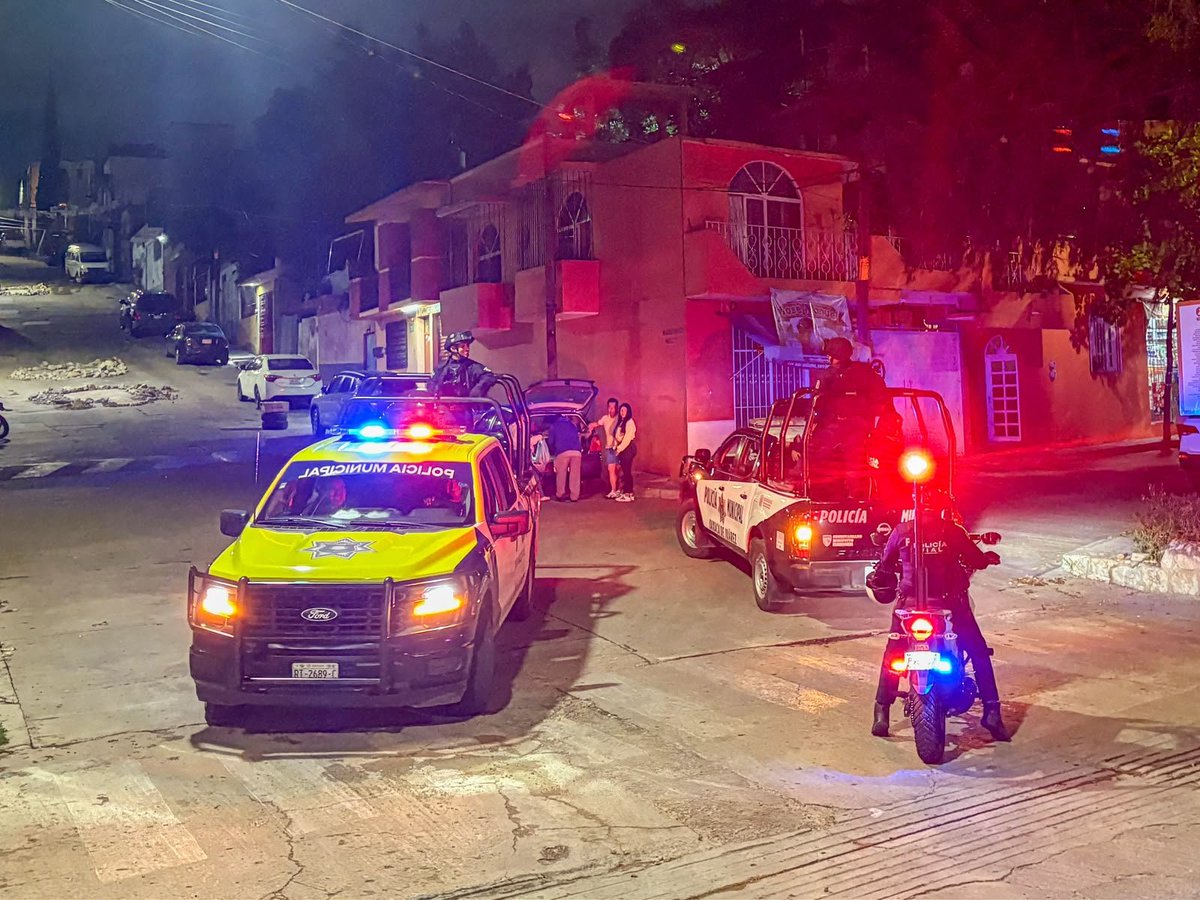 CuartaPlana's tweet photo. #Entérate | Operativo Luciérnaga fortalece acciones de prevención en #OaxacaDeJuárez
Durante la noche del #Viernes y la madrugada del #Sábado, elementos de la Secretaría de Seguridad Vecinal del @MunicipioOaxaca implementaron el Operativo Luciérnaga en diversos puntos de la ciudad de #Oaxaca de Juárez, mediante recorridos de prevención y disuasión orientados a fortalecer la seguridad y tranquilidad de las familias capitalinas.
A bordo de patrullas y motopatrullas, las y los elementos recorrieron colonias, barrios, agencias y principales vialidades de la capital, reforzando la presencia policial y la vigilancia en distintos sectores de la ciudad.
Como parte de estas acciones, el personal que integra la corporación mantiene también un acercamiento directo con vecinas y vecinos, fortaleciendo la proximidad social y la presencia permanente en territorio.
El Operativo Luciérnaga forma parte de la estrategia de prevención instruida por el presidente municipal, @raychagoya, para mantener una corporación cercana a la ciudadanía y continuar fortaleciendo una Ciudad Segura en Oaxaca de Juárez.
#Noticias