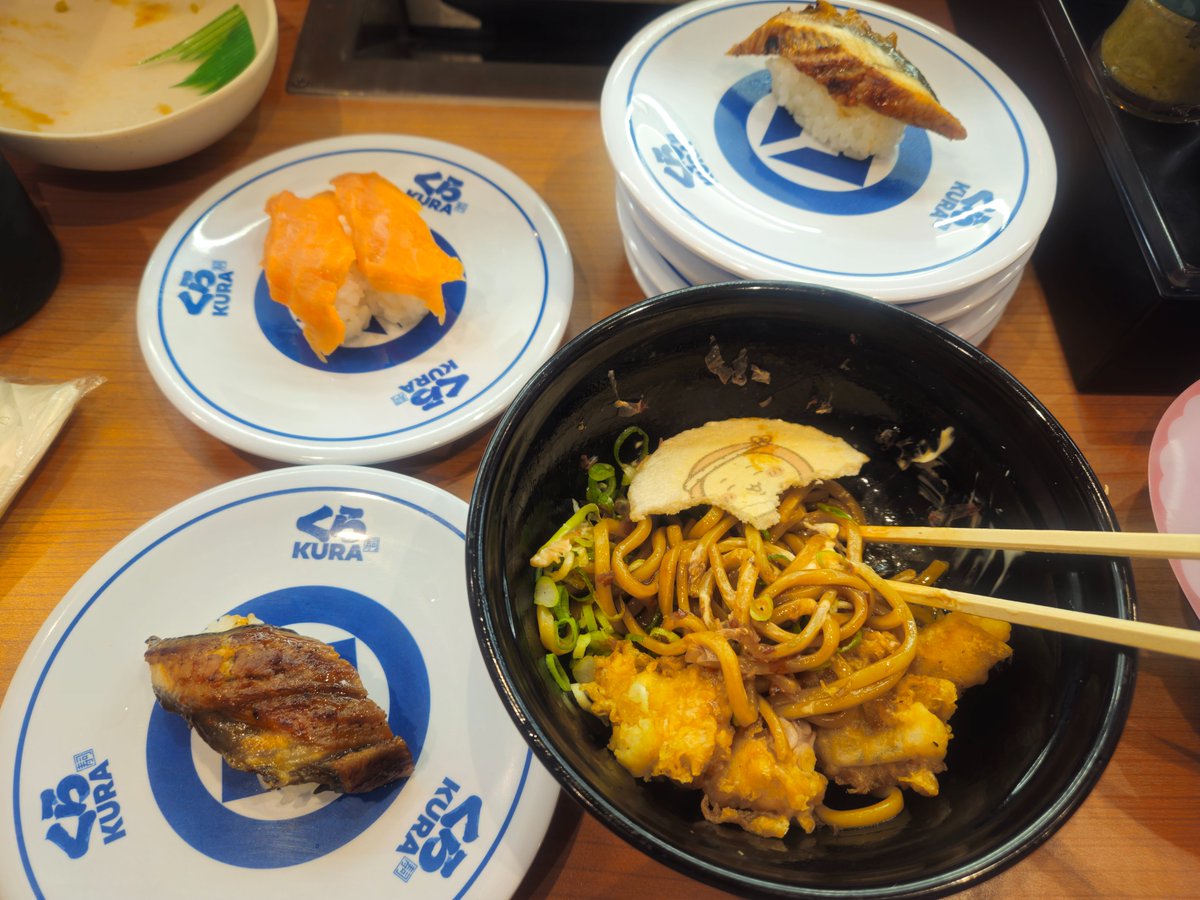 Yusuke_Kitayama's tweet photo. 【グルメ】くら寿司
2026年8月27日(木) 21:41頃
鰻が食べたくてフェアがもう終わるってんで行ってきた。ちいかわコラボもやってたんでついでにそれも食べてきた。鰻は7貫ぐらいで飽きたので定番のネタをいくつかで締めた。びっくらポンではハチワレとうさぎのフィギュアが当たった。
#KYグルメ日記 https://t.co/D7Ry0DbXEf