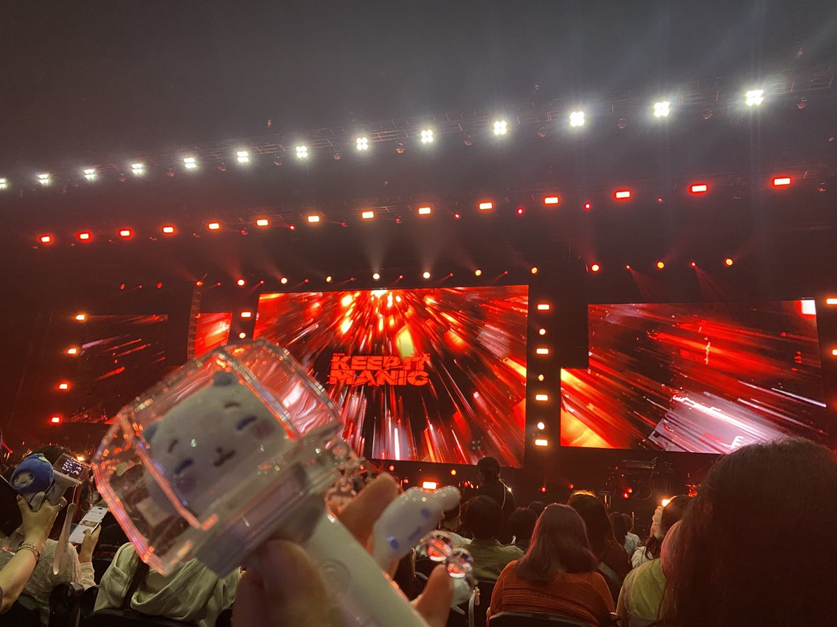 moamo_PL's tweet photo. 양일 콘서트 빂굿즈랑 공식굿즈(*´∀｀*)💕
위🚌가 안준 굿즈랑 못산거 빼면ㅜㅠ실생활용 제외하구 파우치3,키링1,가챠3,뱃지5,볼콕추가1~~드볼용 하미니 뱃지만 구하면 딱인데이번매물에 보이지가않음😂
행복한 이틀이었다😇💙💜💓❤️🖤 https://t.co/SIzs6YPfBw