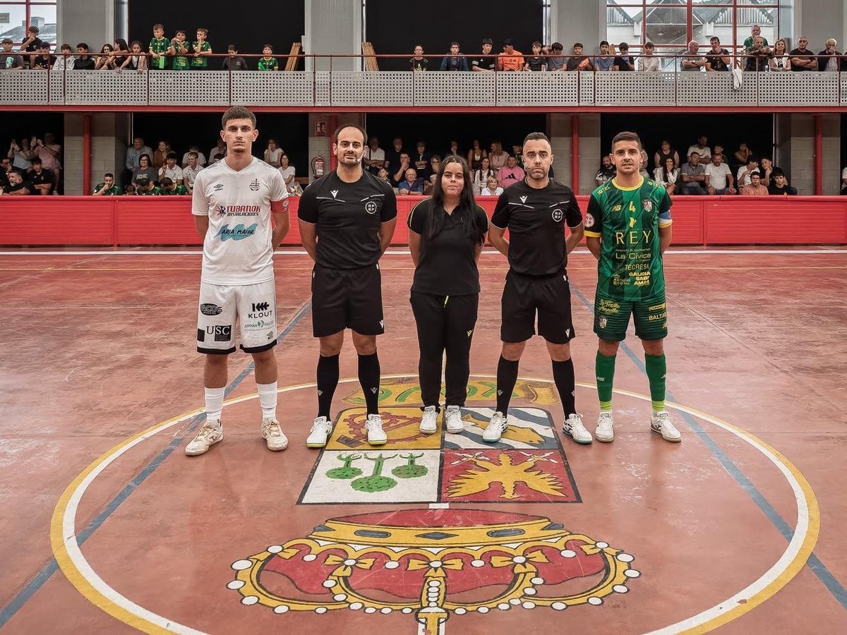 CoGAFS's tweet photo. 🏆 2ª División B | Grupo 1 | Jª 2
👥 Olivier Cardero / Jorge Otero
👤 Susana Álvarez
@CTAFSdaRFGF
@SDXoveFS 🆚 @NoiaFutbolSala
📸 @delirio_perezas IG
#futsal #aretofutbola #futsalreferee #xove #cogafs https://t.co/HOQ7aP1J4D