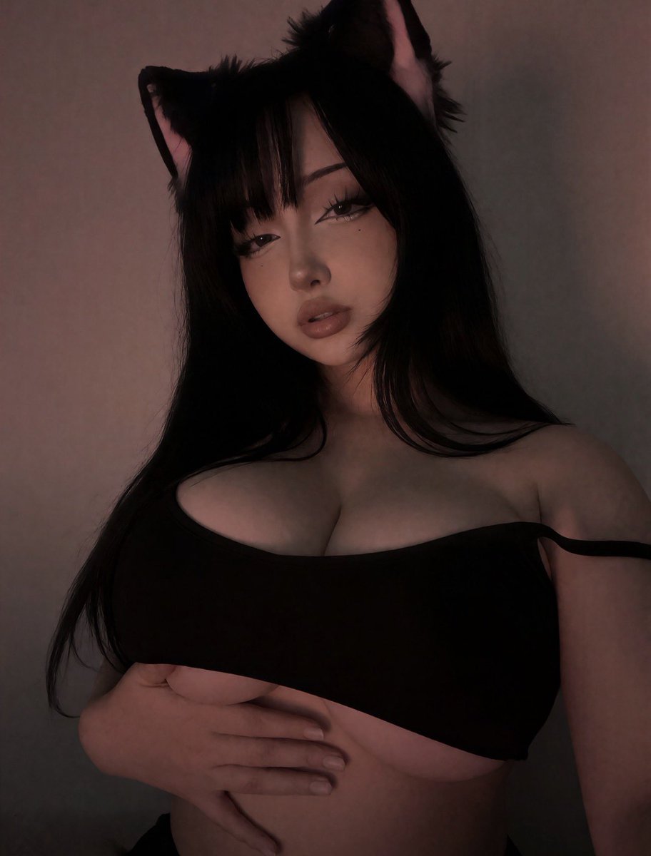 Lauraq1n's tweet photo. wyd if i sat on ur face https://t.co/xltJjLZGAE