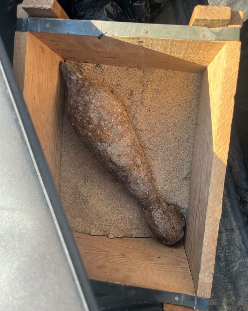 delpynews's tweet photo. ▶️ ¡SUSTO EN EL COMITÉ OLÍMPICO! HALLAN GRANADA DE MORTERO  |💣🚨

👉 Una granada de mortero fue encontrada durante trabajos en las instalaciones del Comité Olímpico Paraguayo, sobre la avenida Ñu Guasu.

👮 Personal especializado de la DIGEMABEL confirmó que se trataba de un artefacto de guerra sin detonar. Fue retirado y trasladado bajo custodia para su posterior detonación en un sitio seguro.

Vía: 780 AM.