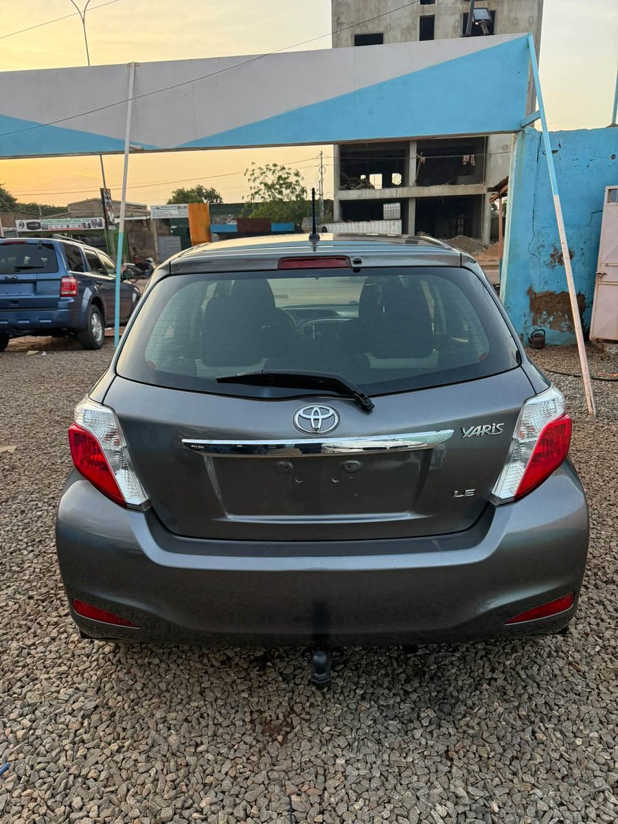 emmanutapsoba's tweet photo. Tu cherchais un véhicule pour déposer tes enfants à l'école ou qui fait #Ouaga-#Bobo avec 15 000F carburant vient prendre ça #ToyotaYaris 2013 arrivée du #Canada🇨🇦
4 cylindres 1.5 essence 
- Clim d’origine 
- Vitres électriques 

4 800 000 TTC 
Douane visite technique &amp; immat https://t.co/Qvnst84dbN