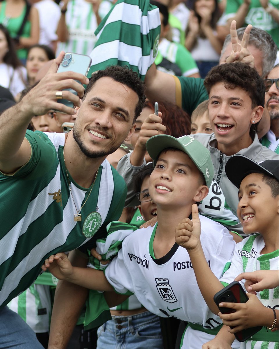 ChapecoenseReal's tweet photo. Nós amamos estar na nossa segunda casa! 💚🇨🇴

#VamosChape #AmistadEterna https://t.co/lDbijezCu9