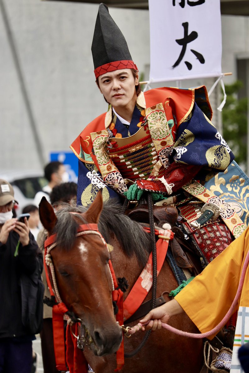 kiyohira0629's tweet photo. ⚔️本日、一関市東山で「第24回唐梅館絵巻」が開催されたなり！👀
室龍太さんが総大将役で登場し、会場は大盛況✨武者たちが集う迫力の軍議参上行列など、戦国時代を感じる一日だったなりよ！🏯

#唐梅館絵巻
#室龍太
#一関市
#一関市東山町
#岩手観光 https://t.co/oJXfMhrkrE