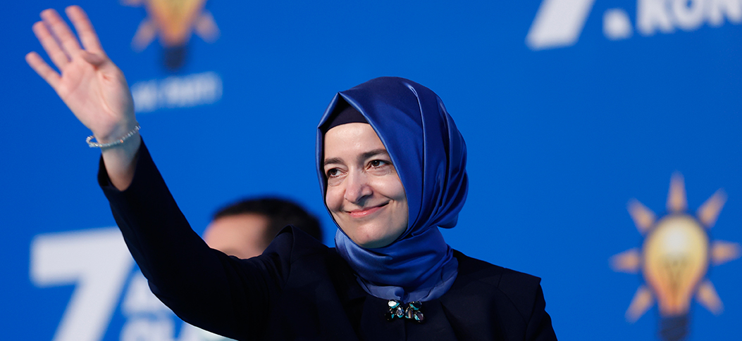 soLPortal2026's tweet photo. Kavga büyüyor: Asıl hedef kim ya da Fatma Betül Sayan Kaya yalnız mı?

📍900 milyar liralık fon vurgunu ortaya çıktığı ilk andan itibaren patlak veren AKP içi krizin ilk kurbanı Fatma Betül Sayan Kaya oldu. Bu kadar ağır bir tablonun ardından derhal gözaltına alınması gerektiği belirtilen Kaya, şimdilik sadece görevinden “af” talep etmiş oldu. Öte yandan kriz yandaş isimlerin yazdığı üzere AKP içinden yeni kelleler almaya aday.

https://t.co/MjNW3Ebtbm