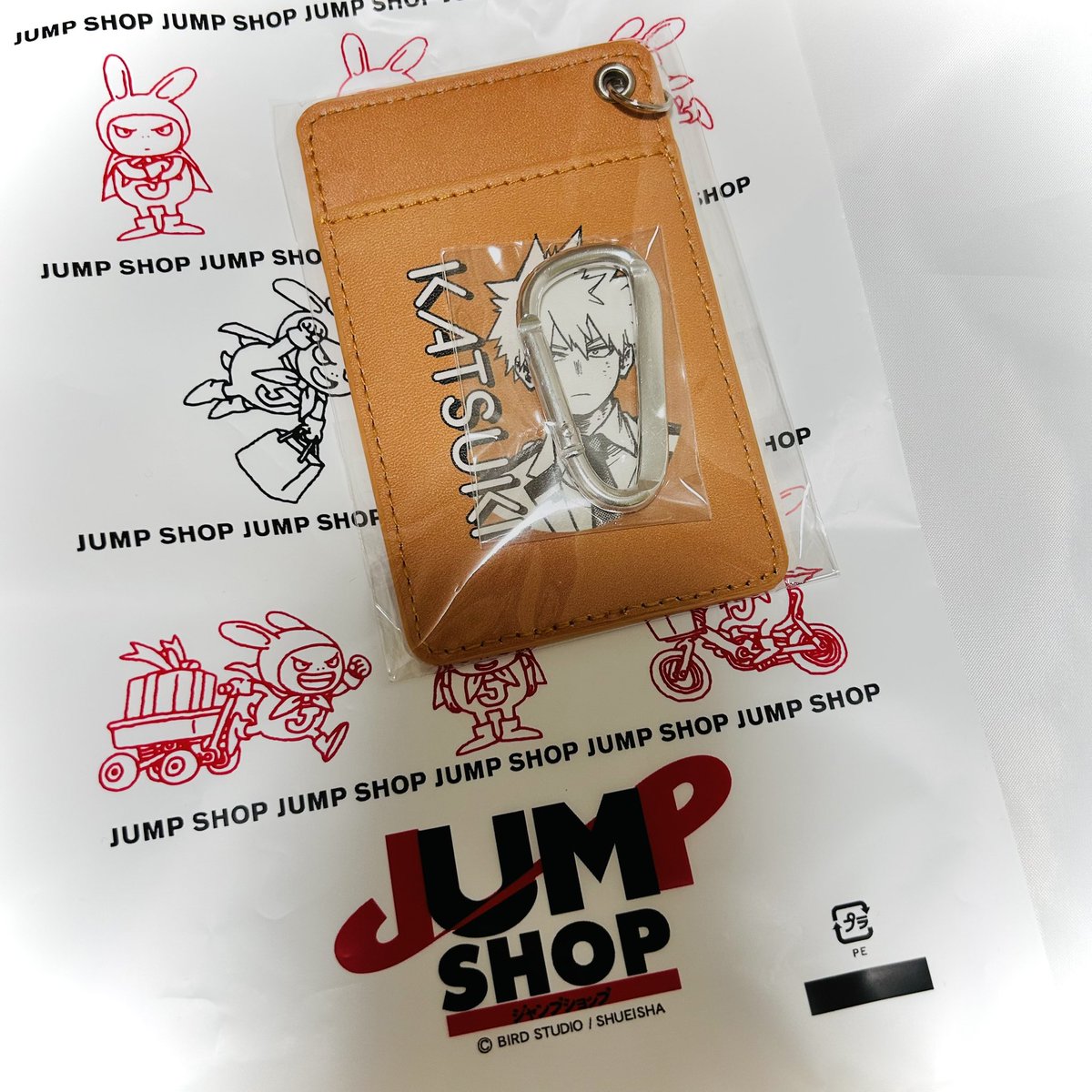 senri_1225's tweet photo. 購入品。まさかのパスケース。どのアニメグッズでも使わないだろうと今まで避けて来たのに…。裏もいいな〜て🥺 https://t.co/BhfaDN10CI