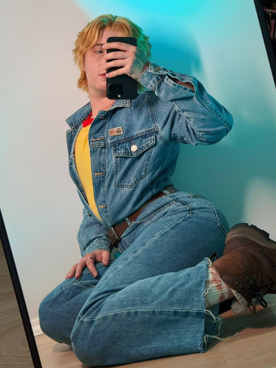JackieU_Cos's tweet photo. The pic your captain mistakenly sends to a group chat instead of sending it to his co-pilot:
#mouthwashing https://t.co/J2Fy1927NA