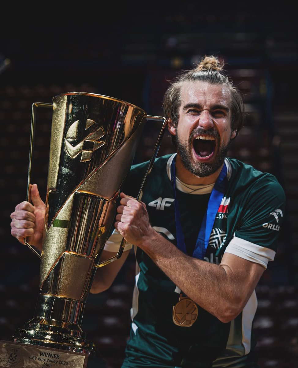 Radko_00's tweet photo. Jakub Popiwczak z bardzo udanym sezonem! 🔥
Nie obyło się bez słabszych momentów, ale ogólnie prezentował naprawdę wysoki poziom. Pewny w przyjęciu, ważny dla drużyny i doceniony miejscem w drużynie marzeń! 🇵🇱❤️
📸 Jakub Popiwczak, IG
#gangłysego #EuroVolleyM https://t.co/M0ziNLfGzD