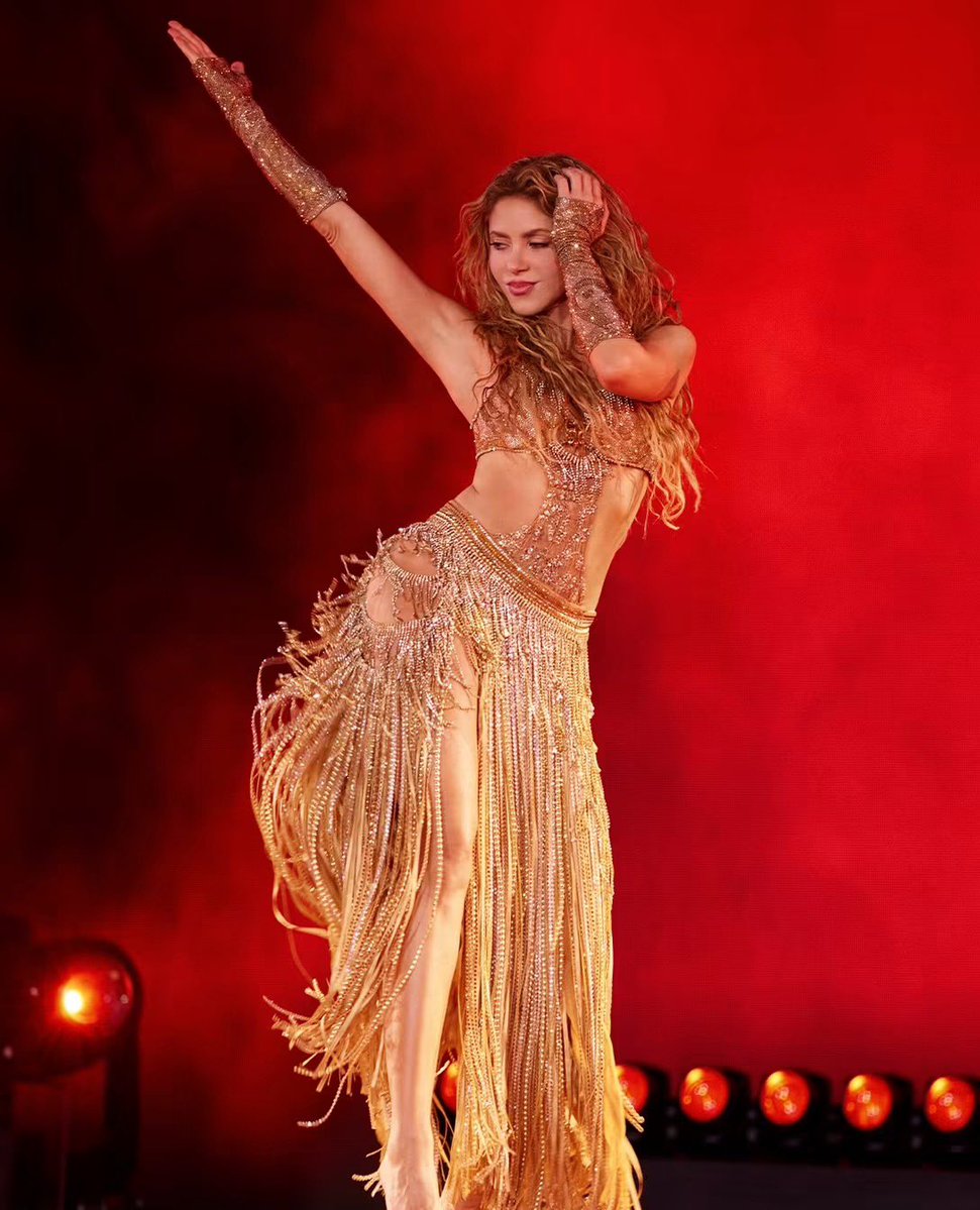 FactorShakira's tweet photo. Hips Don’t Lie vuelve al Top 100 mundial de Spotify. Salió en 2006 y veinte años después sigue siendo un éxito. Dai Dai sube al 14. Shakira cantando en Madrid y las dos moviéndose solas.
Un hit que nadie está empujando. Un himno de Mundial que vuelve porque la gente lo pone.
Hay éxitos que duran lo que dura el presupuesto. En veinte años vamos a ver cuáles siguen ahí y cuáles eran solo payola con fecha de vencimiento.