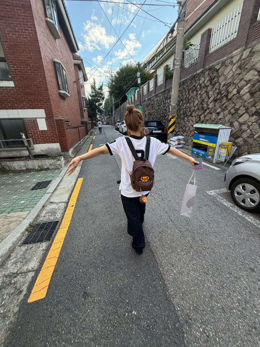 del1manjoo's tweet photo. 친구들이 찍어준
내뒷모습사진들 ㅈㅉ 사랑함...
말하지않아도딱딱내스타일대로찍어줌 ㅠㅠ https://t.co/jOWgyoZxLk