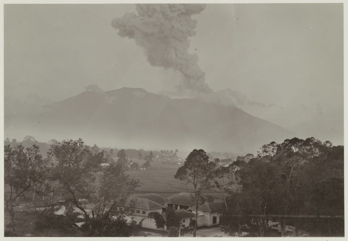 BazarinaS75320's tweet photo. Gunung Marapi di Sumatera Barat ini juga sering erupsi sejak zaman Belanda, tercatat 13 kali erupsi pada kurun waktu 1807 - 1888

Salah satu dokumentasi surat kabar Java Bode di Batavia tertanggal 14 November 1855 mencatat erupsi yang terjadi di tahun tersebut..

Ada juga foto erupsi Marapi 1887 yang diambil dari Wikimedia Common