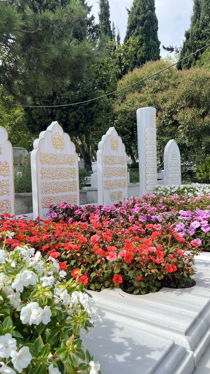 sareduzdemir's tweet photo. amca 5 aydır toprağın üstünde ama kalbi ruhu toprağın altında kalmış.. haftanın her günü burda eşinin baş ucunda oturuyormuş.. bir sürü torunum çocuğum var ama ben her gün hanımın yanındayım dedi.. 36.hatmini tamamlamış bu 5 ayda.. gerçekten sevmek böyle bi şey sanırım…+ https://t.co/di6vl9ubx0