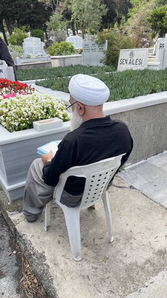 sareduzdemir's tweet photo. amca 5 aydır toprağın üstünde ama kalbi ruhu toprağın altında kalmış.. haftanın her günü burda eşinin baş ucunda oturuyormuş.. bir sürü torunum çocuğum var ama ben her gün hanımın yanındayım dedi.. 36.hatmini tamamlamış bu 5 ayda.. gerçekten sevmek böyle bi şey sanırım…+ https://t.co/di6vl9ubx0