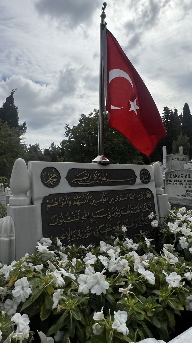 sareduzdemir's tweet photo. amca 5 aydır toprağın üstünde ama kalbi ruhu toprağın altında kalmış.. haftanın her günü burda eşinin baş ucunda oturuyormuş.. bir sürü torunum çocuğum var ama ben her gün hanımın yanındayım dedi.. 36.hatmini tamamlamış bu 5 ayda.. gerçekten sevmek böyle bi şey sanırım…+ https://t.co/di6vl9ubx0