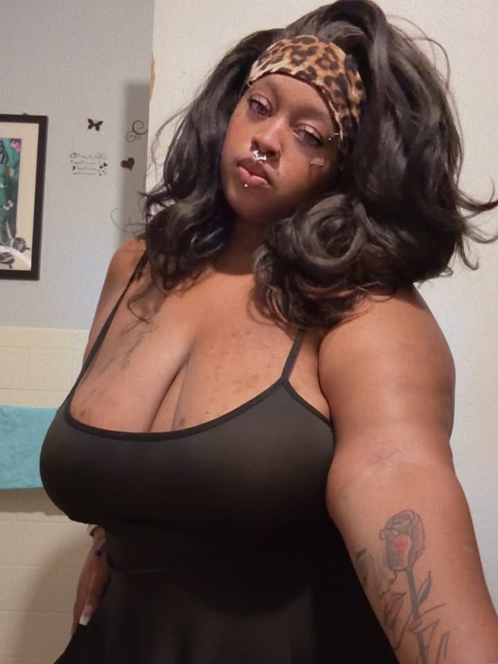 jolly74610's tweet photo. Big boobs https://t.co/RBe8YBADWB