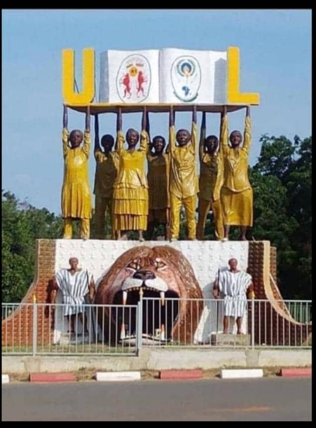 afuane's tweet photo. On demandera plus tard qui a validé un tel truc. Mais comment faire un monument à côté d'un autre qui plus est le carrefour central de l'institution ? https://t.co/TxCMGS2PFo