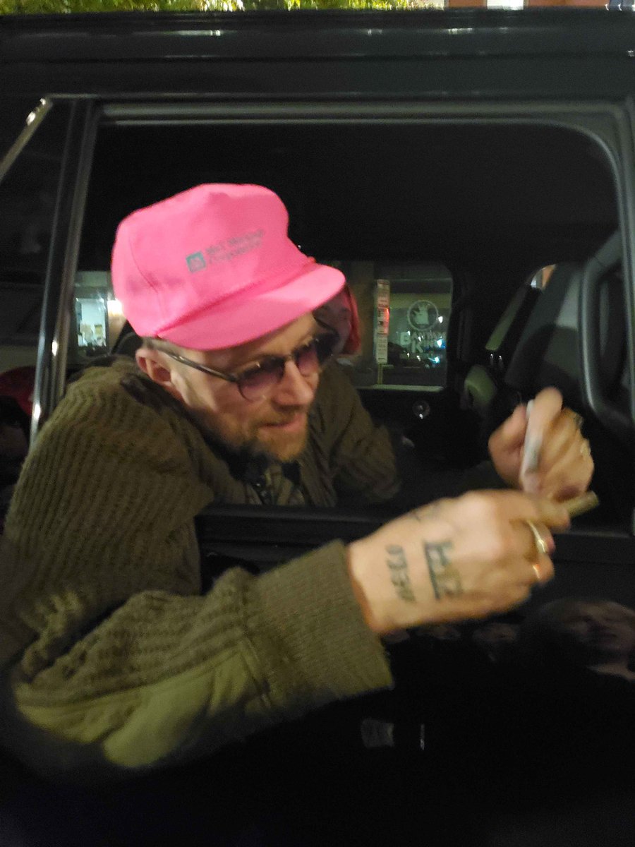 DamonUnofficial's tweet photo. Damon chatting with fans and signing stuff after the Gorillaz show in Washington DC 

photo by Bill via @Gorillaz_GU https://t.co/fkbvkZHO5E