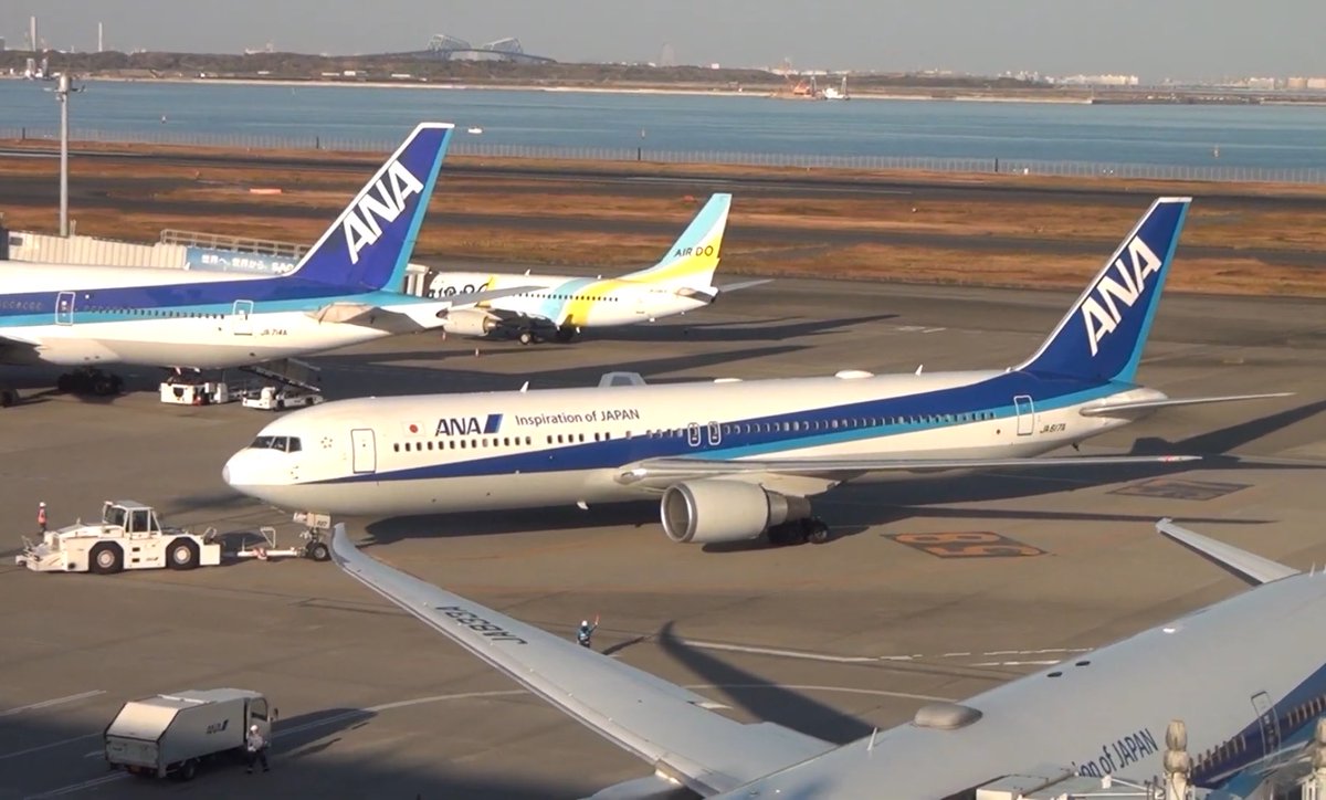 mimahamami's tweet photo. #B767初飛行の日 
ドッカン上がりといえば
3枚目のAIRDOがかなり強烈な角度で離陸してます！ https://t.co/PIOvzyyyEx