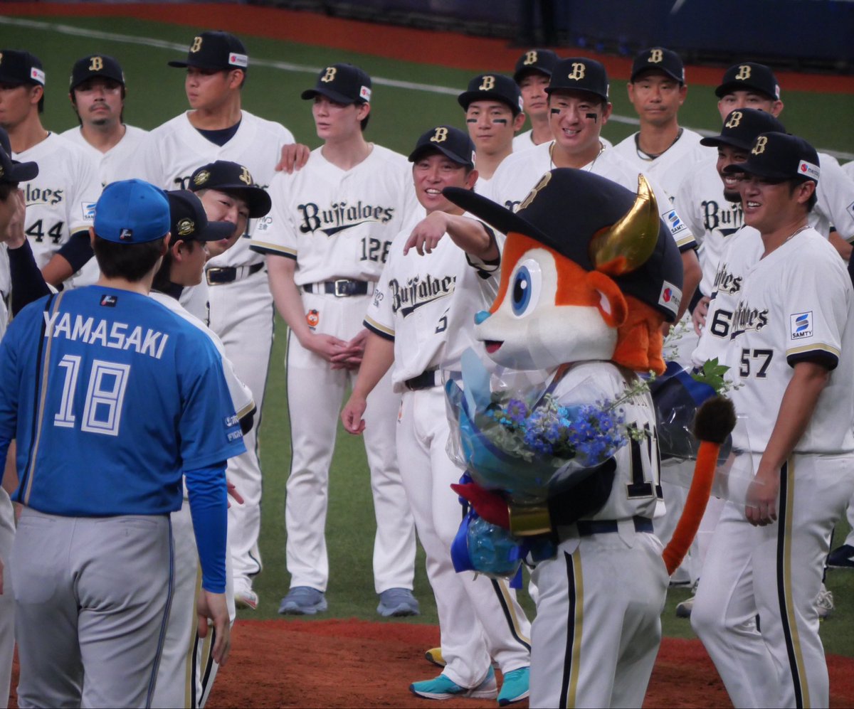 bs63370's tweet photo. さちやにおいでするまーさん
はるちゃんも宮城くんも
真ん中にいけるように声かけてた☺️
結局後ろからみてるさちは
タイミング合ってなくて可愛かった😂
最後はあってたw
#西野真弘 #山田修義 
#渡部遼人 #宮城大弥 #Bs2026 
#山﨑福也 https://t.co/jxpgbt6dwB
