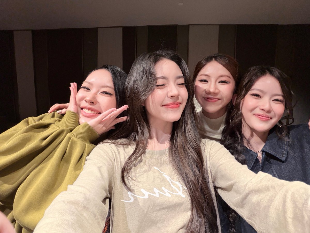 earnearnfatima's tweet photo. ดีใจๆๆๆๆ ภูมิจัยยย!!! 🥳🎉
ฉันภูมิใจในตัวสร้อยมากๆนะ ทำได้เเร้ววว!!
ยินดีกับพี่พิมมาด้วยเช่นกันนะควัฟฟ 
ส่วนของพี่อิงรอก่อนเดี๋ยวมาเเน่!!👧🏻🫶🏻💗🥹

#FEEDxKHAOSODAwards2026 https://t.co/yhYA0uXlq2