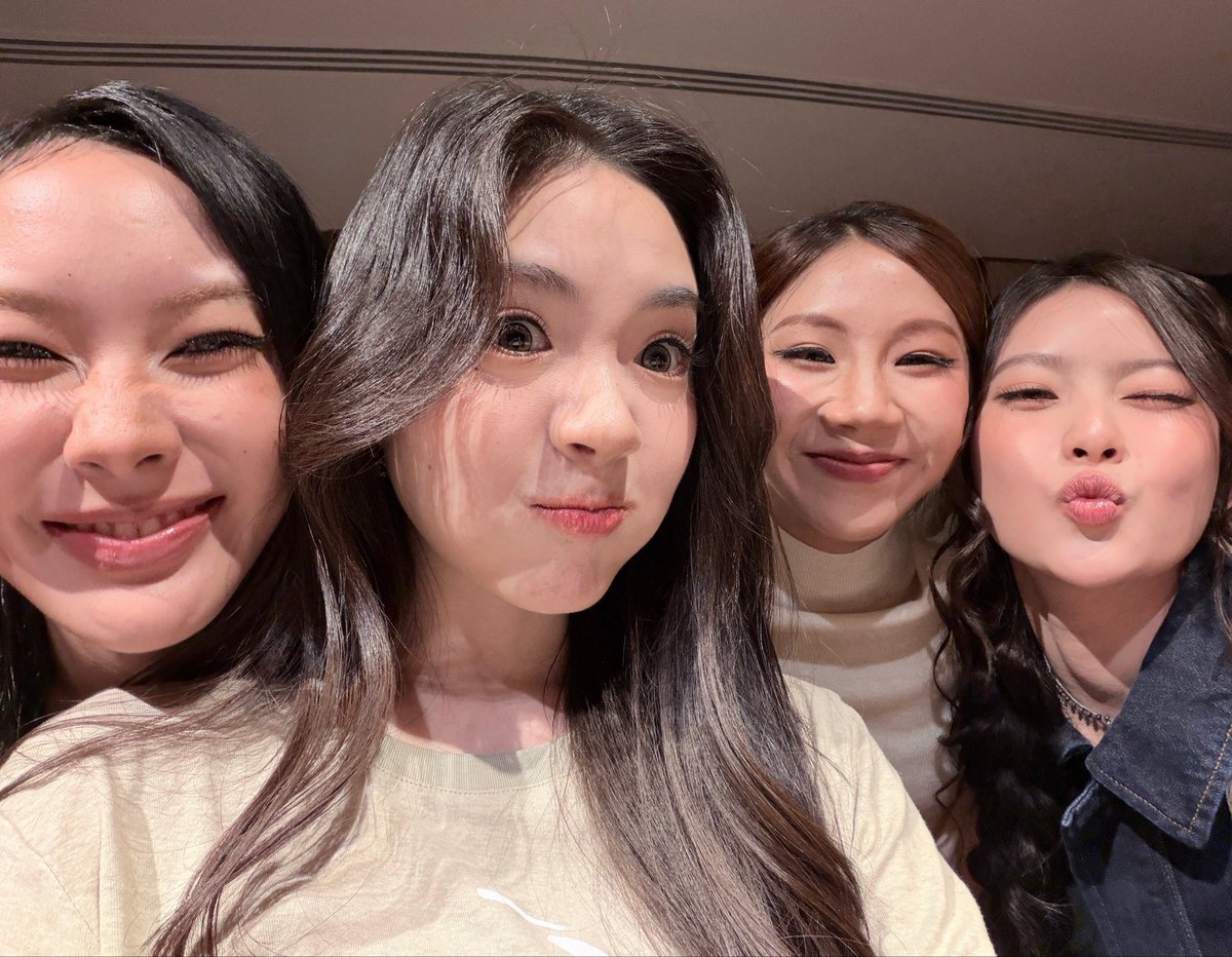 earnearnfatima's tweet photo. ดีใจๆๆๆๆ ภูมิจัยยย!!! 🥳🎉
ฉันภูมิใจในตัวสร้อยมากๆนะ ทำได้เเร้ววว!!
ยินดีกับพี่พิมมาด้วยเช่นกันนะควัฟฟ 
ส่วนของพี่อิงรอก่อนเดี๋ยวมาเเน่!!👧🏻🫶🏻💗🥹

#FEEDxKHAOSODAwards2026 https://t.co/yhYA0uXlq2