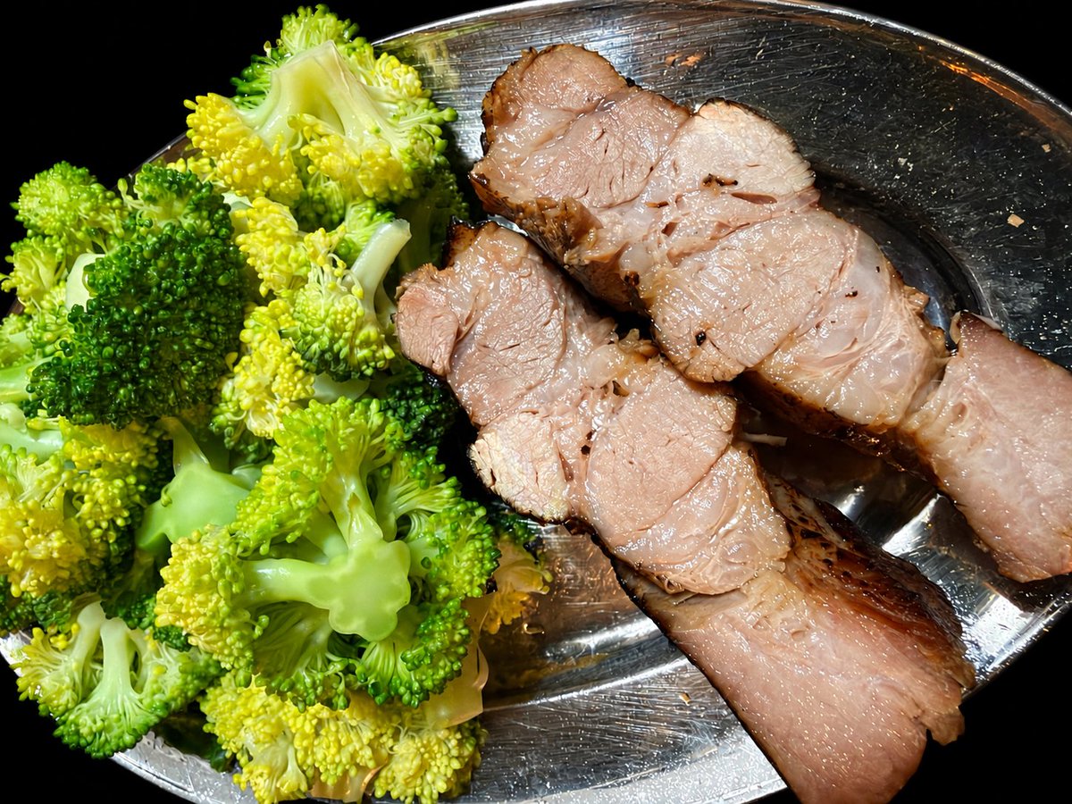 kiryuintw's tweet photo. ライブツアー終わって、このレシピのやつやっと昨日仕込んで今食べてる🥩
袋から肉だけ取り出してアイラップに入れて鍋で85度くらいで１時間くらい温めてから取り出して皿の上でバーナーで炙ってフライパンで漬けダレを煮詰めてかけました🍳断面良い感じ✨ https://t.co/TQYGwHcfLx
