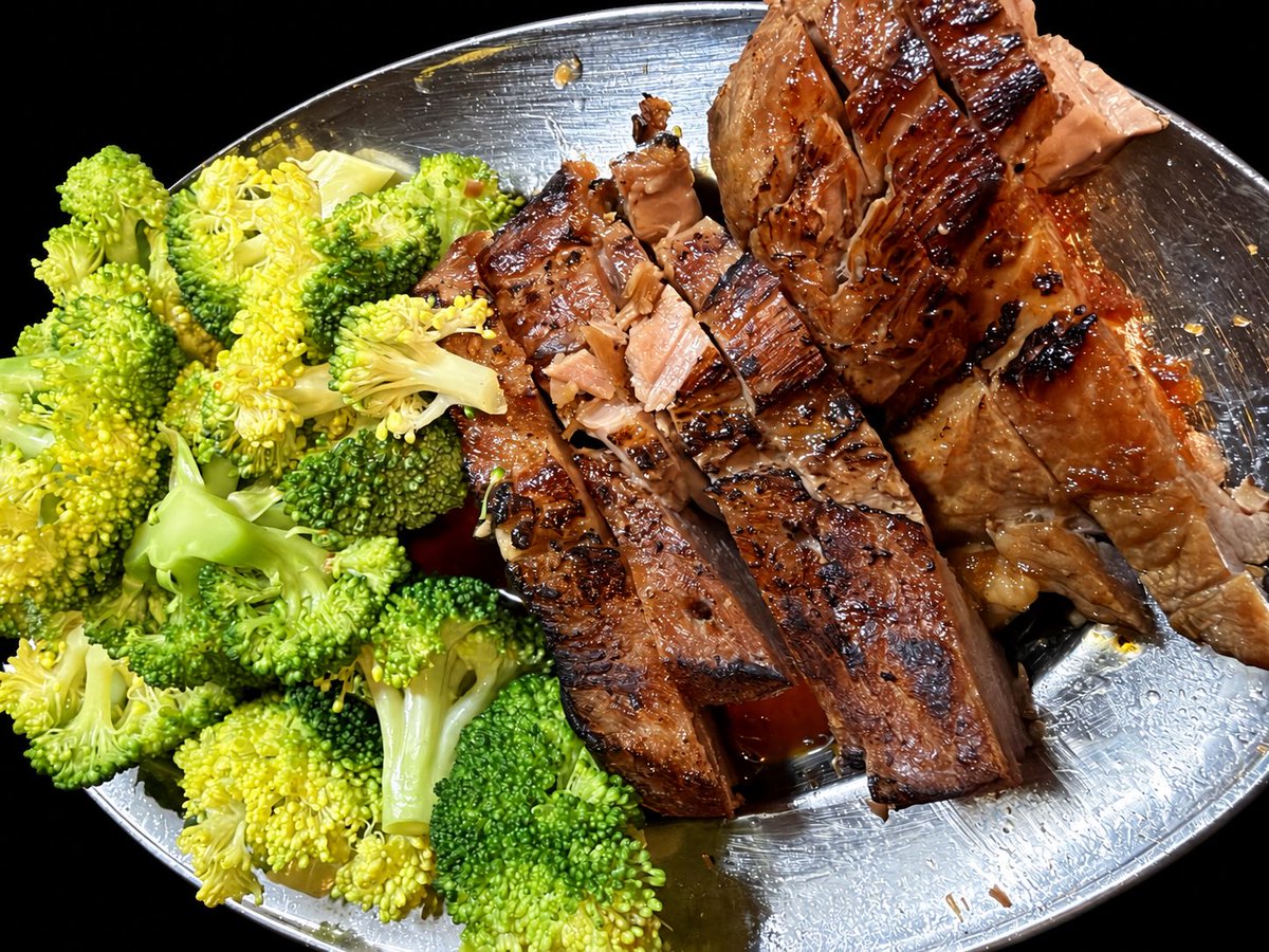 kiryuintw's tweet photo. ライブツアー終わって、このレシピのやつやっと昨日仕込んで今食べてる🥩
袋から肉だけ取り出してアイラップに入れて鍋で85度くらいで１時間くらい温めてから取り出して皿の上でバーナーで炙ってフライパンで漬けダレを煮詰めてかけました🍳断面良い感じ✨ https://t.co/TQYGwHcfLx