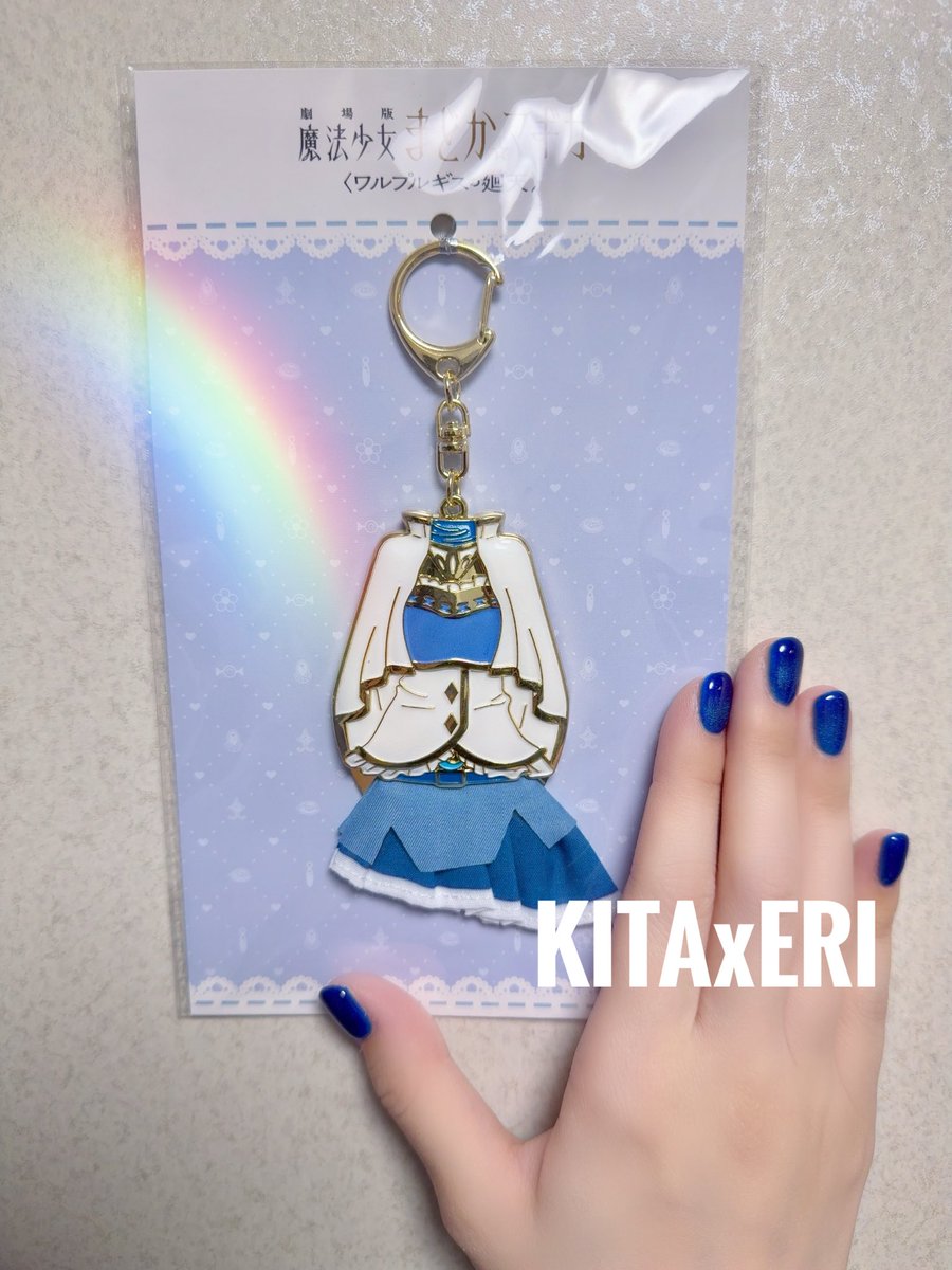 KITAxERI's tweet photo. 手元の写真がコレしかないのとグラデ上手く写ってないけども…！
概念方面のネイルですよ百合組さんたち💅
ハートのベレー帽とコルセットは黒に見えちゃう紺で合わせたけどわかったかな？？
ハートベレー帽も今回新規投入したネクタイコーデ、組み合わせるの楽しかったから、今後もコルセット含めて他作品でもキャラ愛概念として色違いをコーデしてこうと思います🫶
グラデスカートに合わせたヒレみたいな巻きスカートも気に入ってるので今回に限らずまた着用していこうと思います🐟
あとは見えづらいけど、今回宇宙がテーマだったから星のウォレットチェーンも付けてみてました⭐️
終演後の記念撮影中に演者の皆さんにコーデに注目してもらえて嬉しみでした♬