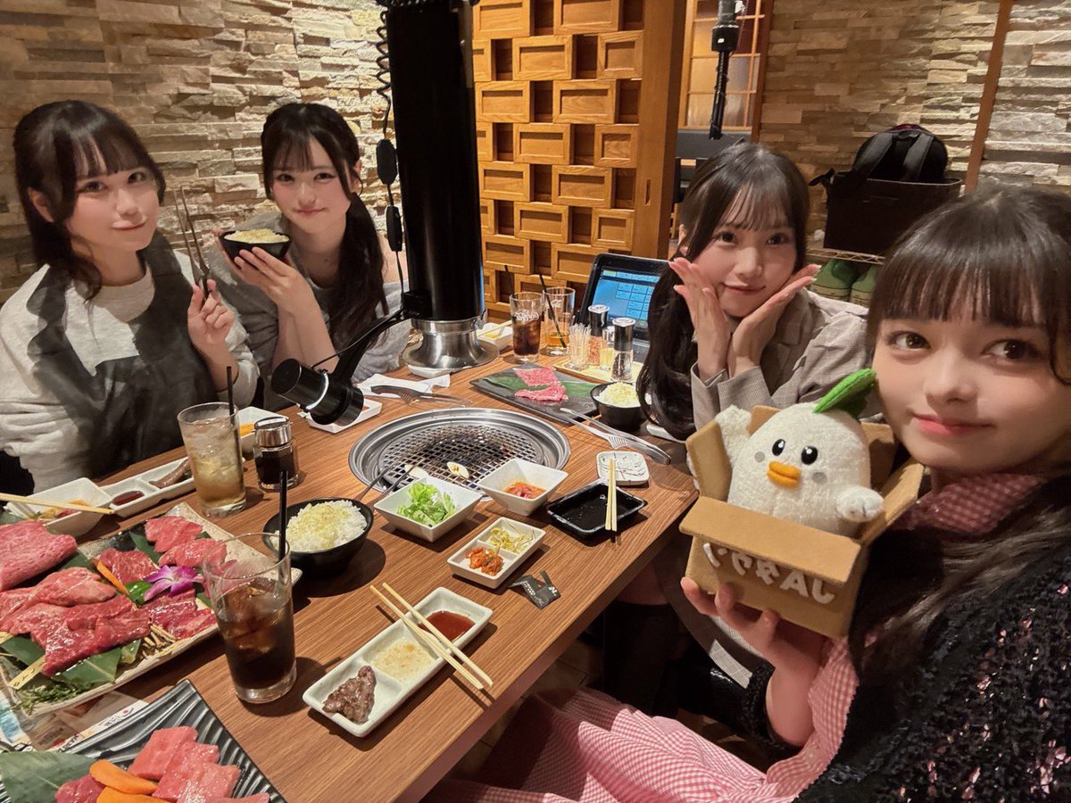 tsuduki_shiyori's tweet photo. 焼肉ぴゅあ・純 一日店長ありがとうございました❣️
店長(バイトリーダー)達も、じぇー太から差し入れしていただいて美味しくいただきましたよ〜♡
お肉焼きながらお話できたり、お酒の注文をみんなから聞けたり、不思議な気分だった🎶すごくしあわせ〜ほんとに！

つづ推しさんがご飯美味しそうに食べたり、他推しの方と楽しそうにお喋りしたりしてるの見てニマニマ止まらんだったよ〜🎶
みんな優しくおしゃべりしてくれてうれしかったし楽しかった！ほんとにありがと〜♡