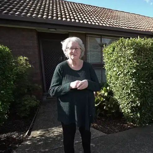 EnsedeCiencia's tweet photo. 🔴 | Una mujer australiana que vivió 23 años de alquiler en la misma casa terminó heredándola. 

Su propietario, John Perrett, decidió incluirla en su testamento y dejarle la vivienda antes de morir. Un inesperado gesto que convirtió a su inquilina en propietaria. https://t.co/CMIKOcLtRP