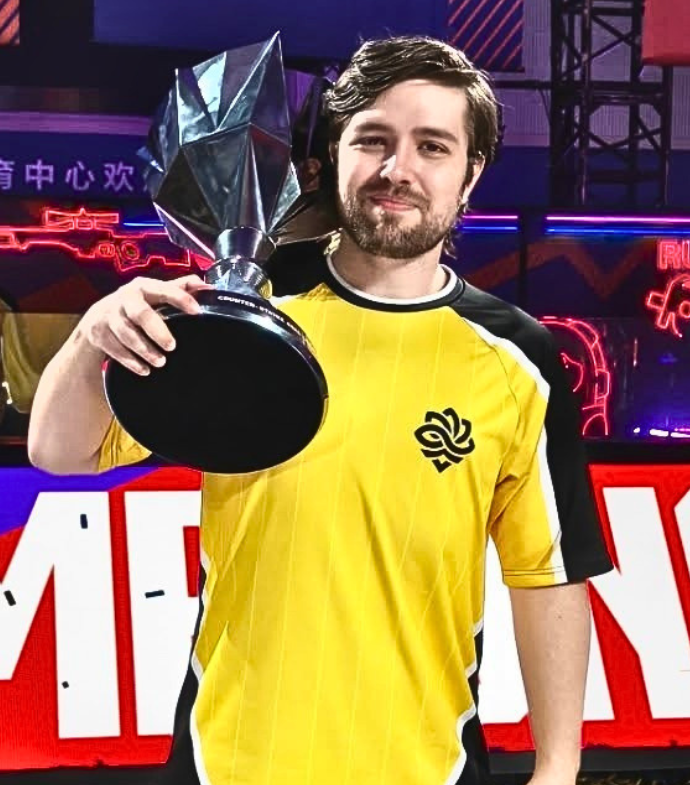 Ozzny_CS2's tweet photo. JUST IN: arT will miss ESL Pro League Katowice ‼️

> Legacy announced he was diagnosed with meningitis and therefore won't be travelling with the team as he will spend at least 10 days in resting

> Their analyst and ex player bobz will be playing as a stand-in for the tournament

As melhoras @arTcsgo