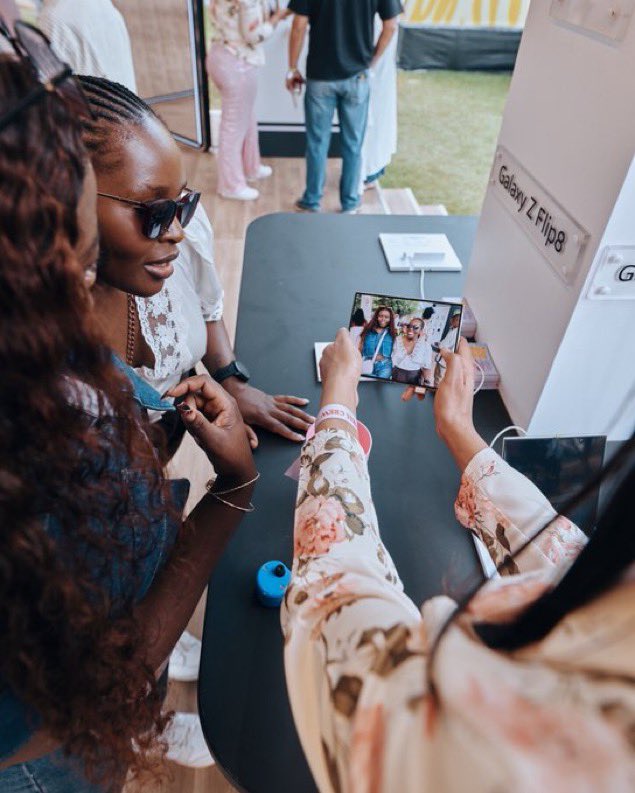 Hlogi_tsa's tweet photo. Okay, the Galaxy Z Fold8 is actually so sleek in hand 😍Samsung’s slimmest foldable yet and it feels lightweight enough to carry around without that bulky feeling. Then you unfold it and boom… bigger screen. 👌🏽

@SamsungMobileSA #GalaxyZFold8 #LMC #SamsungMobileSA https://t.co/wbPbOEvKmh