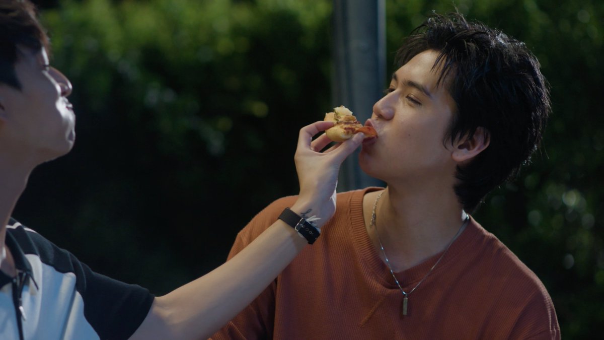 GMMTV's tweet photo. พิซซ่าสูตรอะไร สูตร(สุด)ที่รักหรือเปล่า
#MatchPointSeriesFinalEP

@ssingss @Chimonac https://t.co/FopkESQsU0