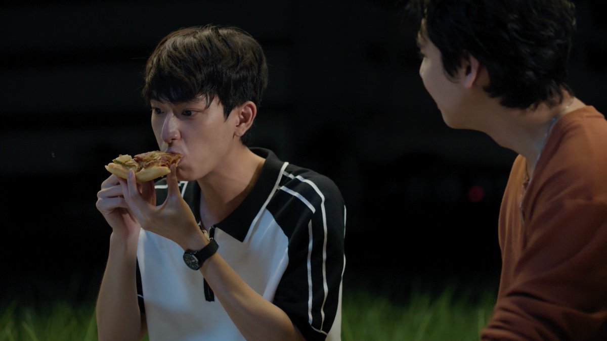 GMMTV's tweet photo. พิซซ่าสูตรอะไร สูตร(สุด)ที่รักหรือเปล่า
#MatchPointSeriesFinalEP

@ssingss @Chimonac https://t.co/FopkESQsU0