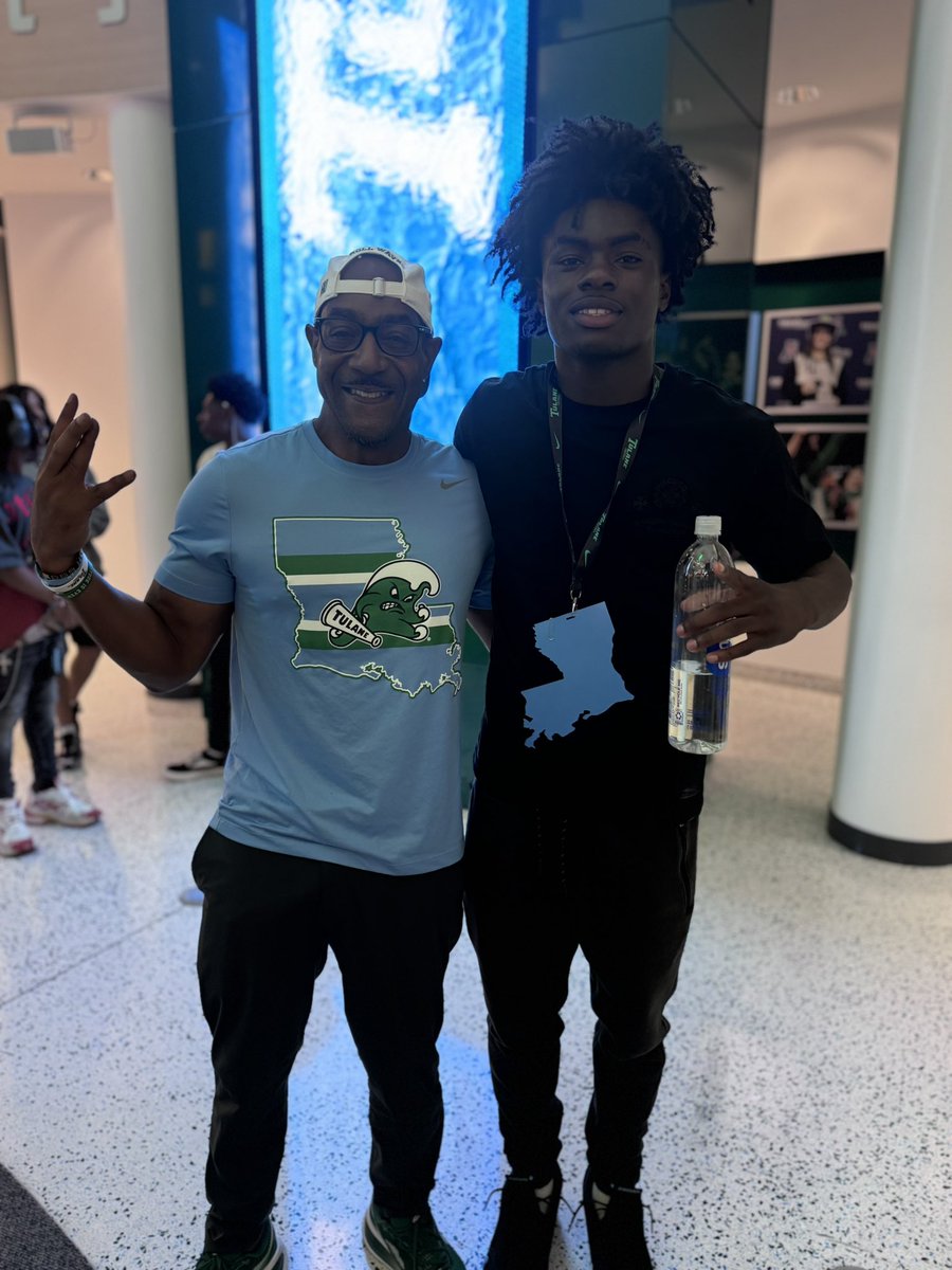 BibbsJerem98299's tweet photo. Blessed to receive another Division 1 offer from Tulane University @CoachSchexTU @Coach_Hall7 @CoachCarterTU @MikeEspy_11 @CoachBingham7 @CoachClampTeam2 @COJO_MC @247Sports @247recruiting https://t.co/YlQAqSi4a3