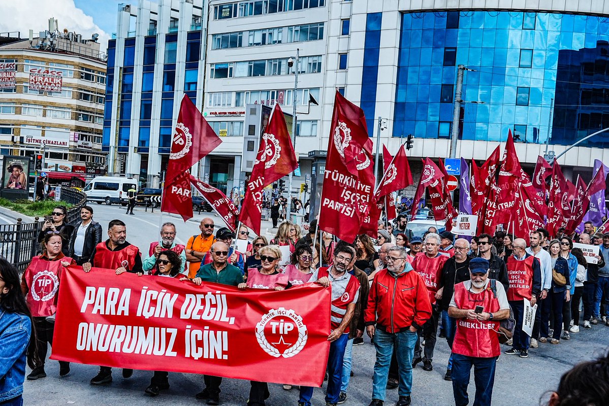 TipIstanbul's tweet photo. Memleketin dört yanında yankılanan ortak bir itirazı bugün sokaklara taşıdık.

Yan yana geldikçe umudun da cesaretin de büyüdüğünü defalarca tecrübe ettik, yine öyle olacak.

Şimdi bu sesi sokakta, işyerinde, mahallede büyütme zamanı. @TipliEmekliler https://t.co/tDg7R71Lpy